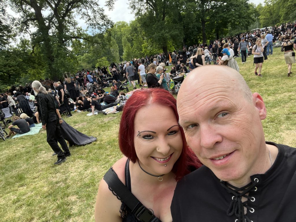 Goth Paar beim viktorianischen Picknick