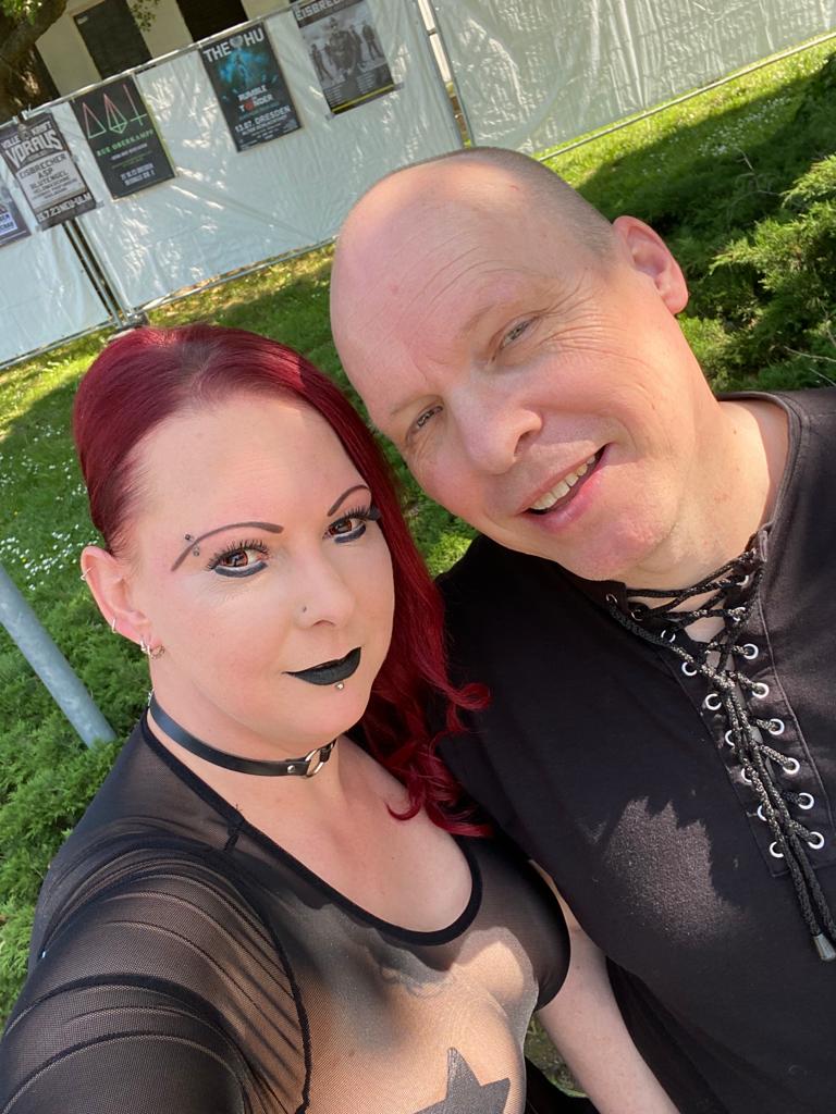 Goth Couple beim Wave-Gotik-Treffen (WGT) in Leipzig auf dem AGRA Gelände.