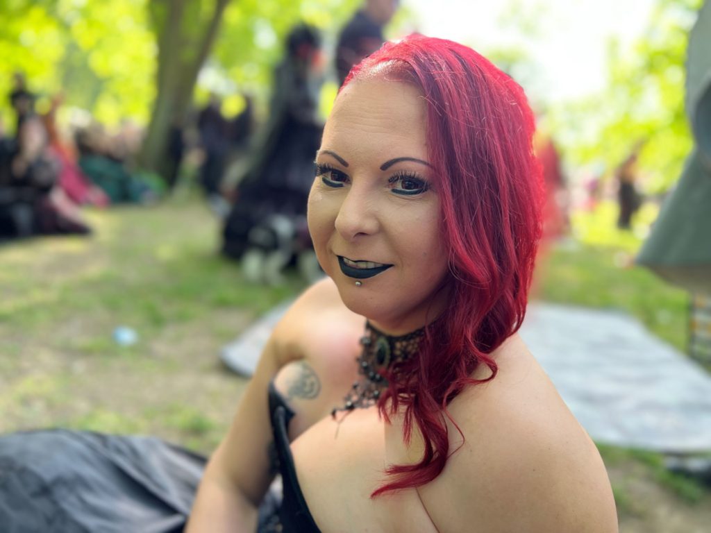 Darkangel Goth Frau beim Viktorianischen Picknick WGT in Leipzig